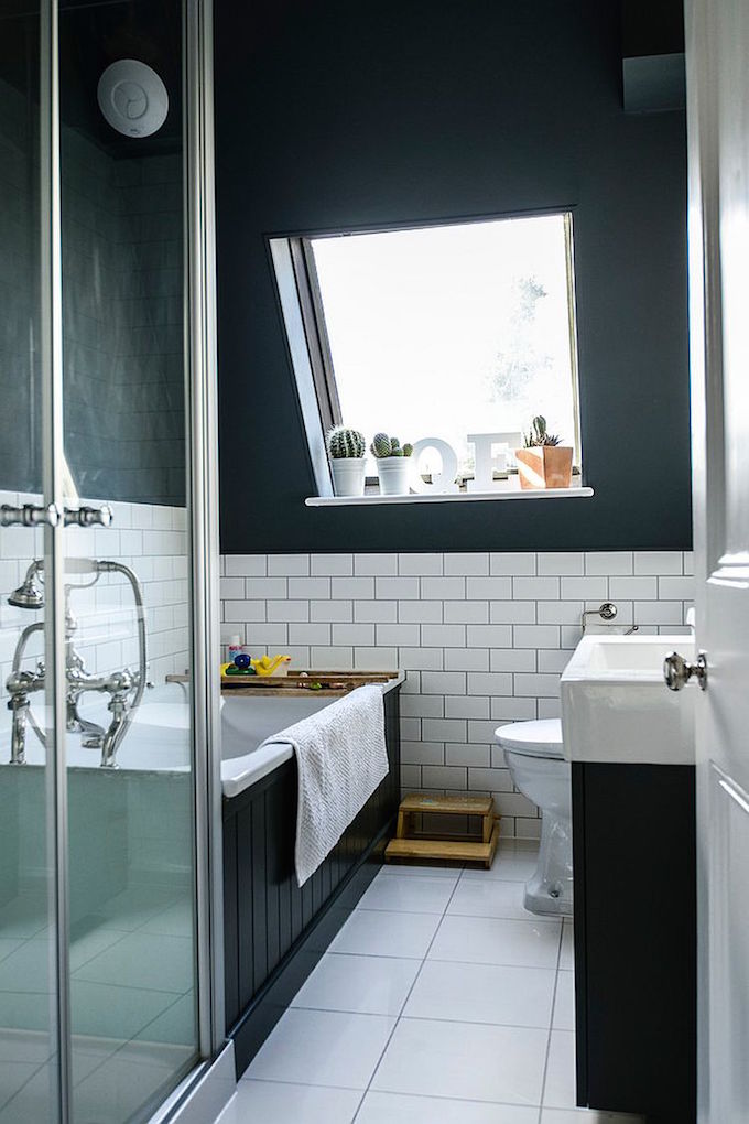 dark-indulgence-black-bathtubs-Blend-of-light-and-dark-elements-in-the-Scandinavian-bathroom