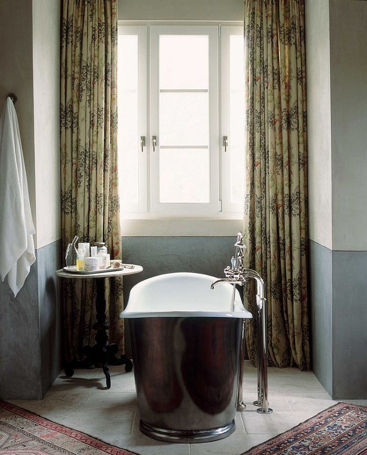 dark-indulgence-black-bathtubs-Lovely-bathtub-adds-glossy-elegance-to-the-traditional-bathroom