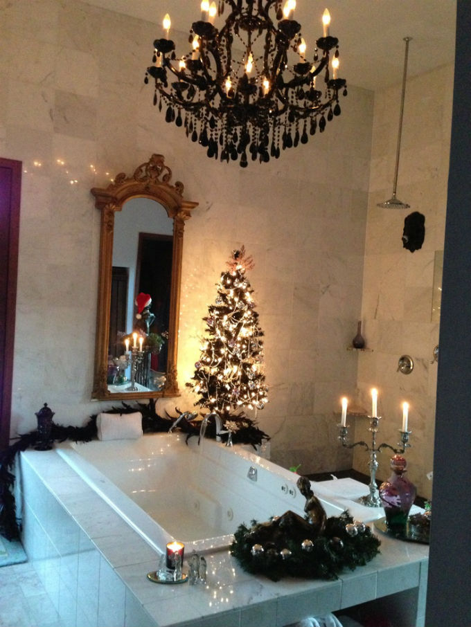 HOW TO DECORATE YOUR LUXURY BATHROOM FOR CHRISTMAS 1